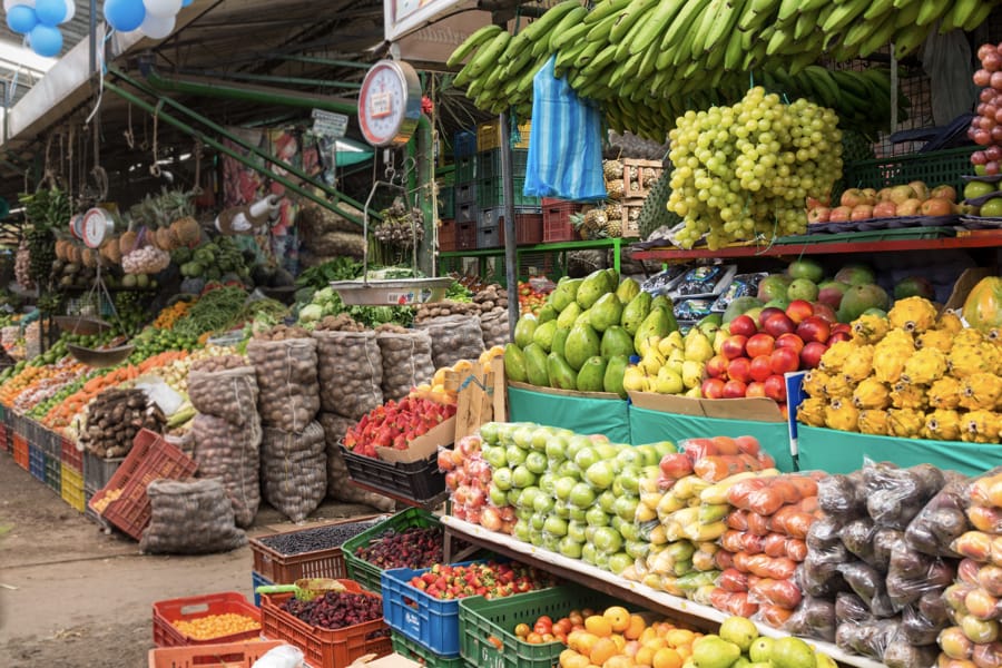 Uno de los puestos del mercado de abastos de la Plaza Paloquemao en Bogotá | Colombia Travel