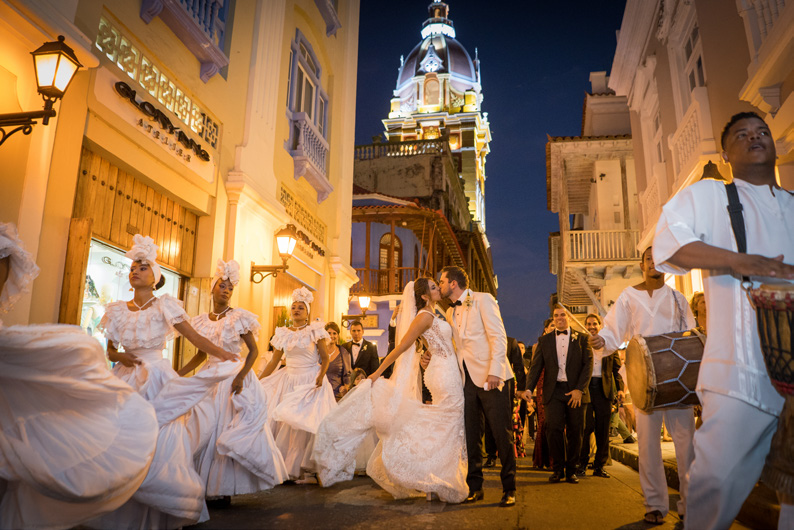 Pareja besándose durante su boda en Cartagena de Indias