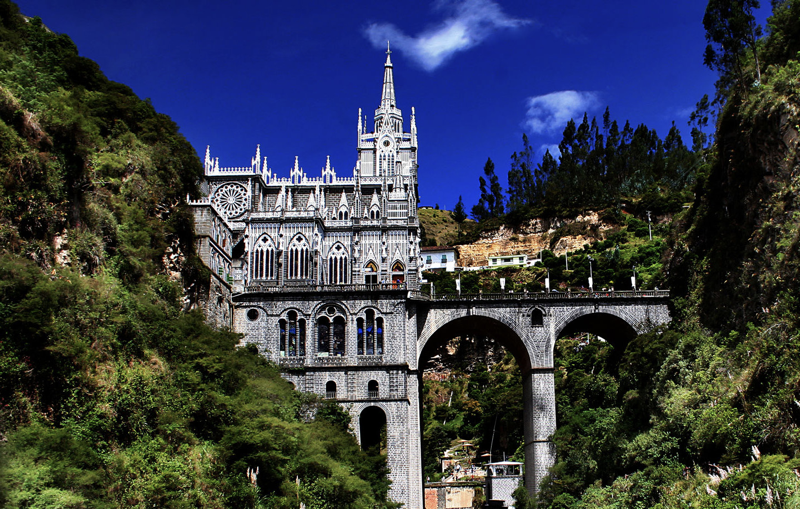 Santuario de Nuestra Señora de Las Lajas, uno de los sitios religiosos a visitar en Colombia