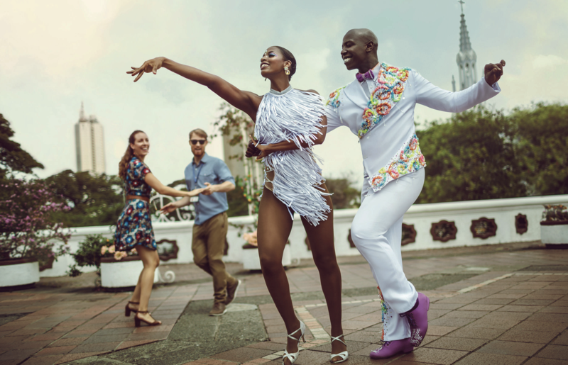 Turistas bailando salsa en el Boulevard del rio en Cali Colombia