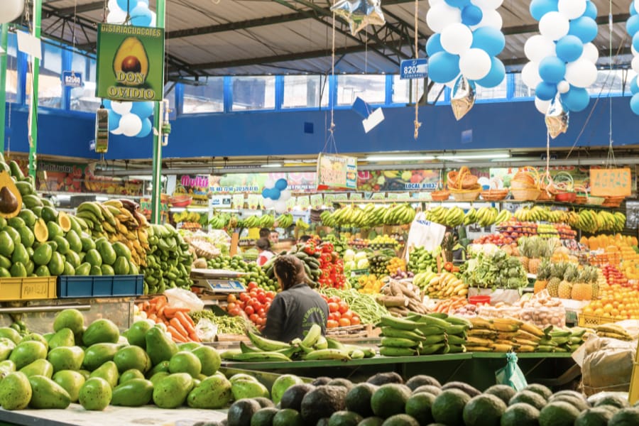 Uno de los puestos del mercado de abastos de la Plaza la Perseverancia en Bogotá | Colombia Travel