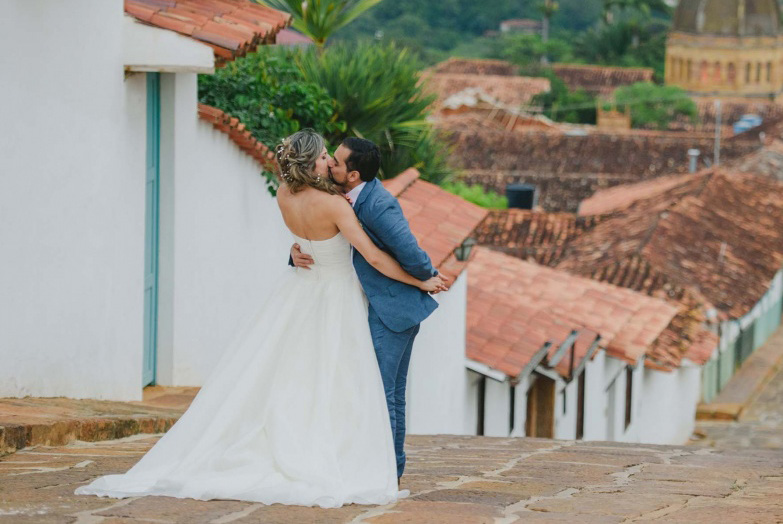 Pareja celebrando su boda en Barichara, uno de los destinos más románticos de Colombia