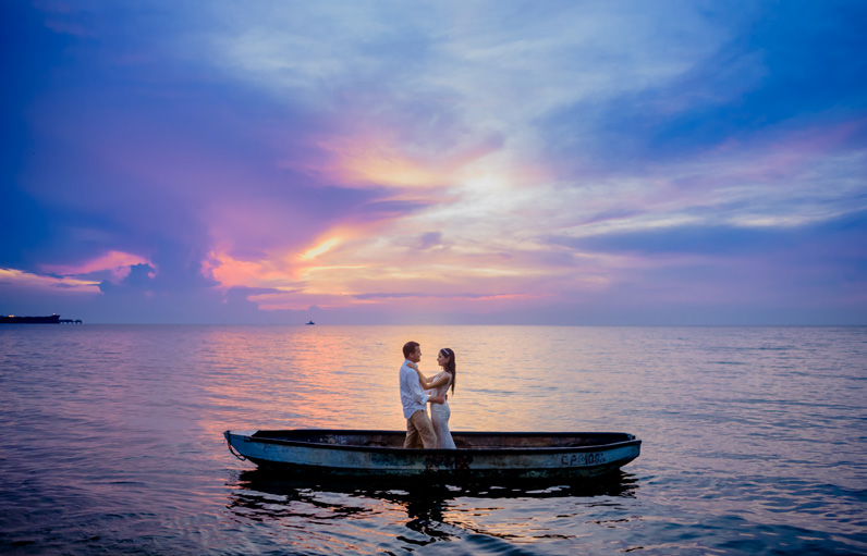 Pareja posando en la Ciénaga de Santa Marta, uno destino ideal para celebrar tu boda.