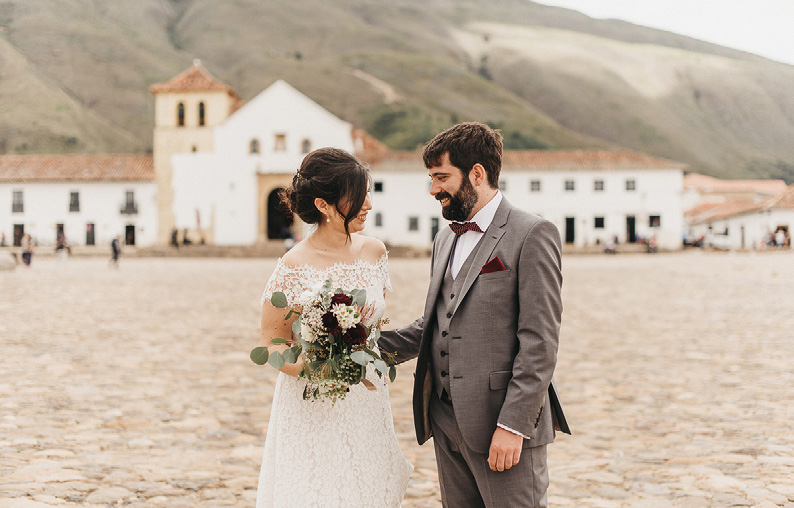Pareja posando para sus fotos de boda en la plaza de Villa de Leyva, uno de los mejores destinos para bodas en Colombia