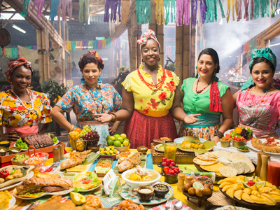 Mulheres cozinheiras colombianas exibindo pratos típicos da Colômbia