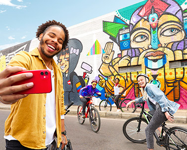 homme prenant un selfie avec deux cyclistes