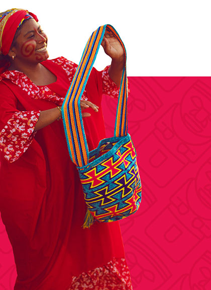 joyeuse femme indigène tenant un sac à dos wayuu