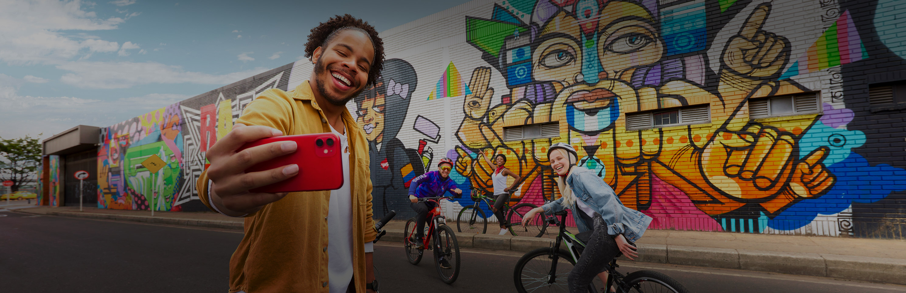 homme prenant un selfie avec deux cyclistes