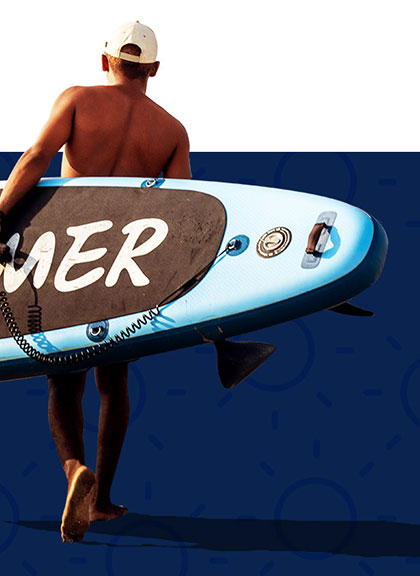 homme en casquette avec planche de surf