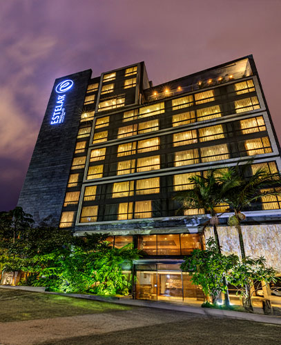 Facade of the Estelar Parque de la 93 hotel illuminated during the night.