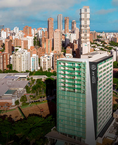 Vista aérea del Hotel Estelar Alto Prado en Barranquilla, destacándose entre rascacielos urbanos.