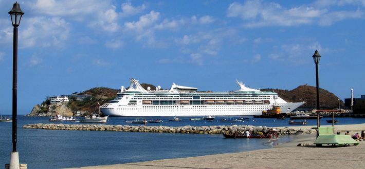 El majestuoso puerto de Santa Marta con una embarcación sobre las aguas. Chárter náuticos de súper yates y mega yates