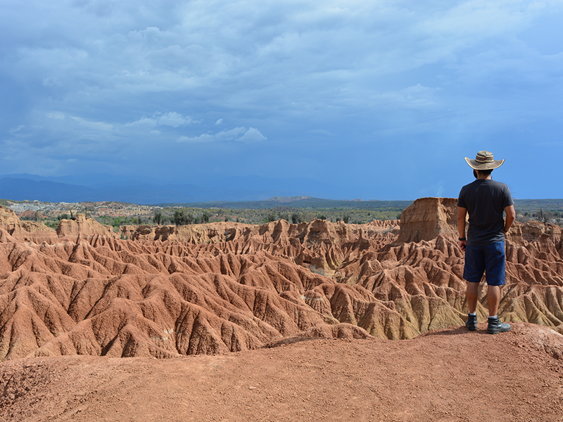 Turista admirando el paisaje en el Desierto de la Tatacoa – Colombia Travel