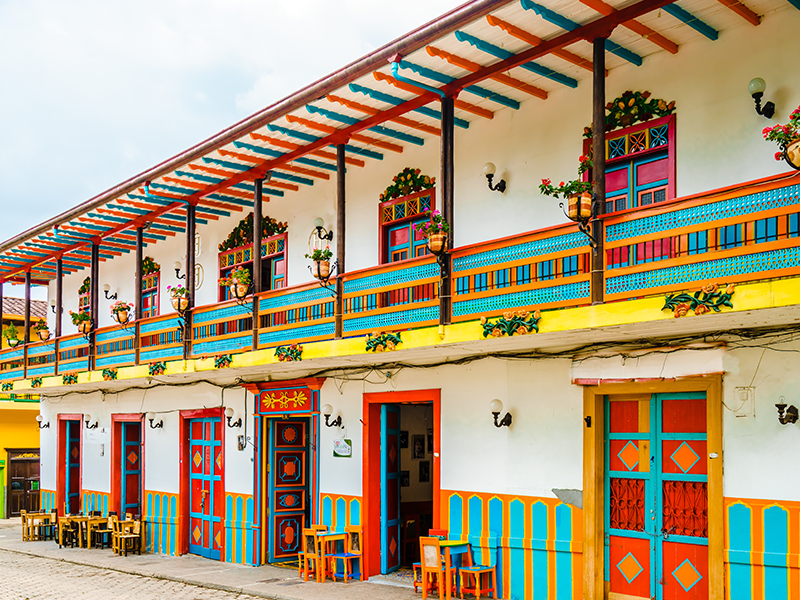 Coloridas casas que se pueden apreciar durante viajes en grupo a Jardín, Antioquia - Colombia Travel