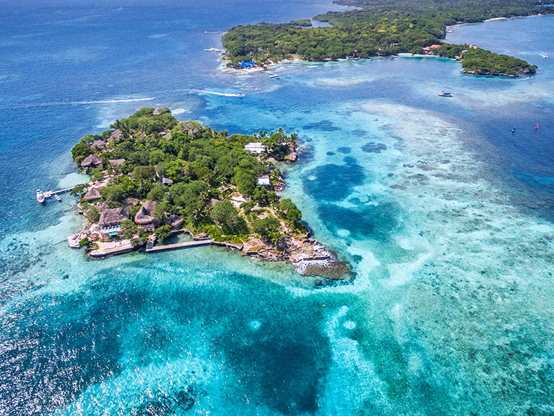 Vista aérea de las Islas del Rosario rodeadas de diferentes tonalidades del mar que se pueden disfrutar en viajes en grupo en Cartagena - Colombia Travel