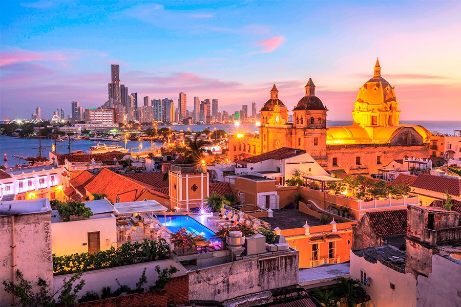 Foto panorámica de la increíble ciudad de Cartagena con sus luces y calles adornadas. Cruceros en Cartagena