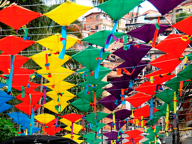 Arte urbano con cometas Medellín Colombia.