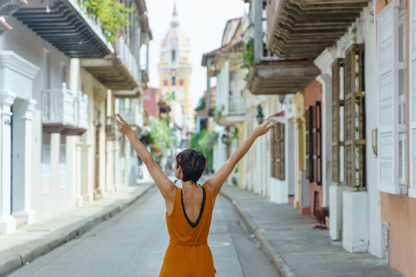 Vista posterior de una mujer en Cartagena de Indias, Colombia
