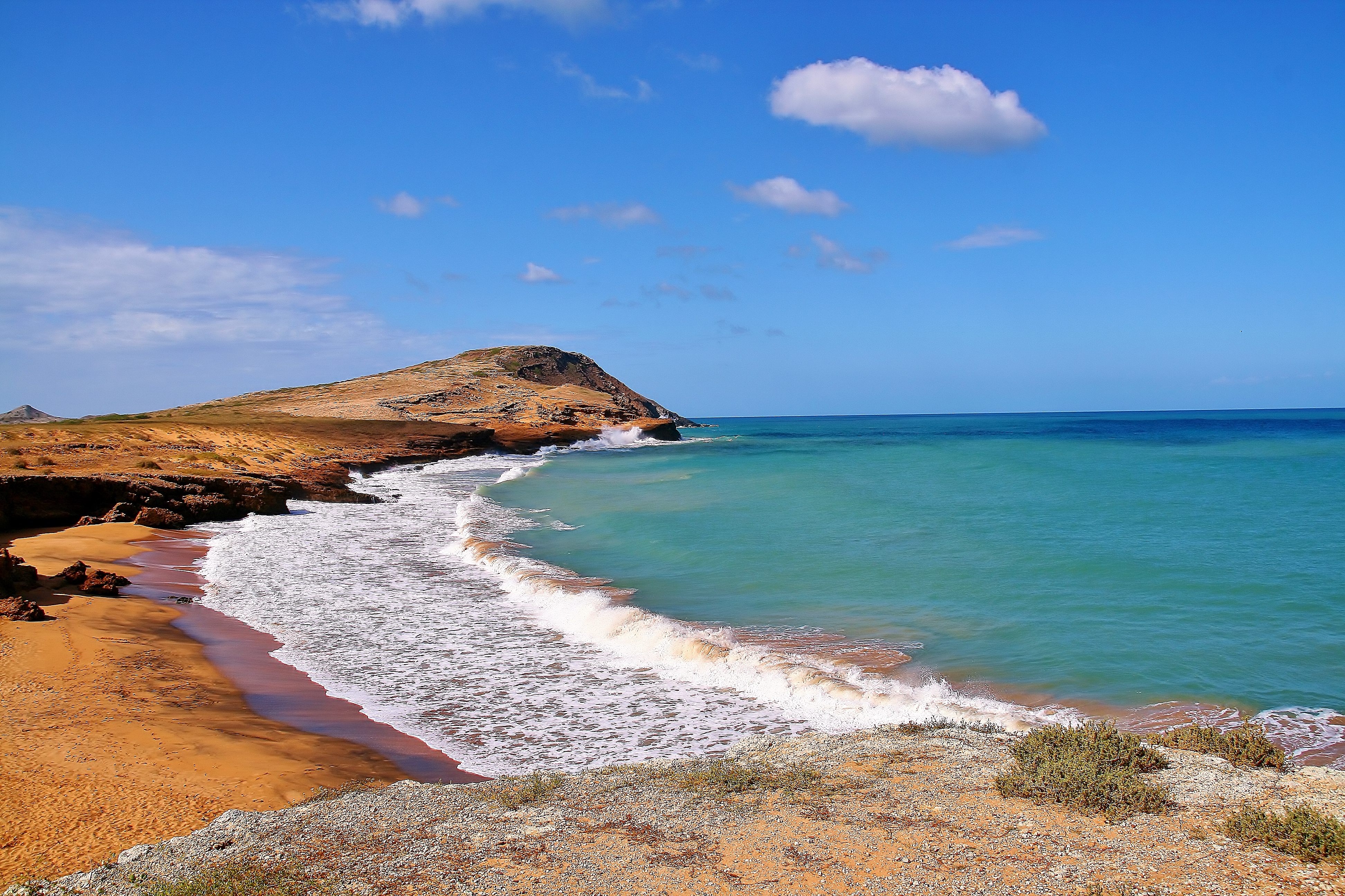Panorámica de un día soleado y las aguas cristalinas de la playa en el Cabo de la Vela.