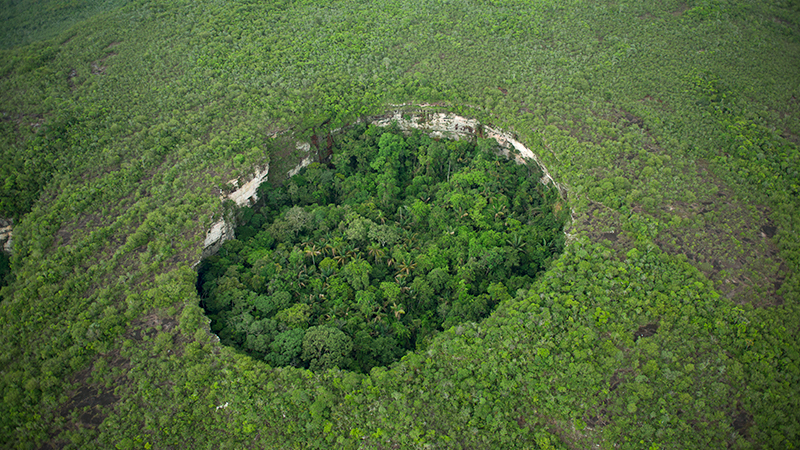 Sobrevuela la Serranía de Chiribiquete una de las reservas naturales reconocidas como Patrimonio Mixto de la Humanidad.