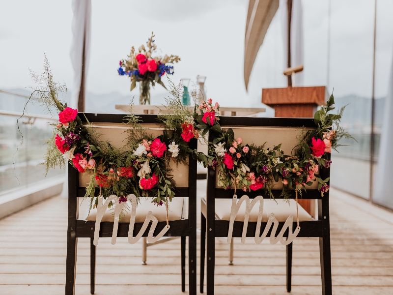 Decoración floral para las sillas de los novios en organización de bodas en Bogotá.