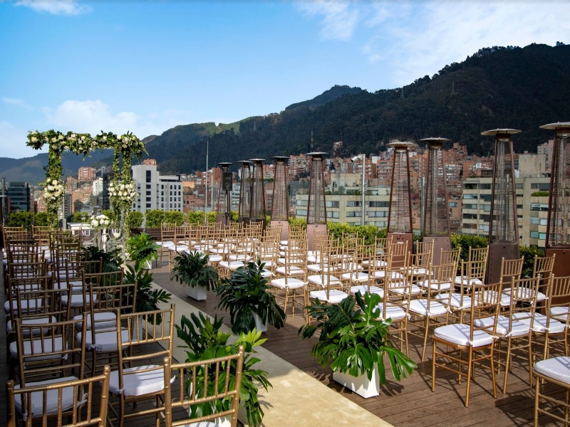 Decoración moderna y elegante para organización de bodas en un día soleado.