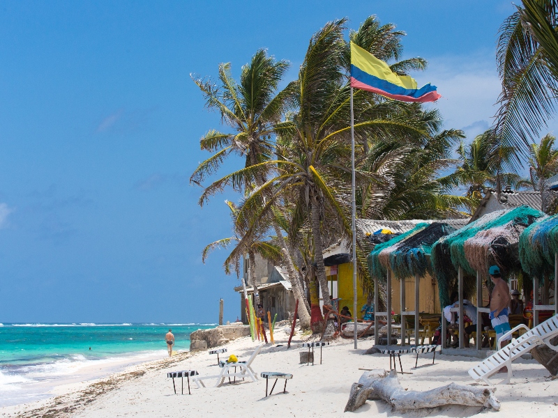 Día soleado en las playas cristalinas de San Andrés y Providencia, plan ideal para hacer turismo alternativo.