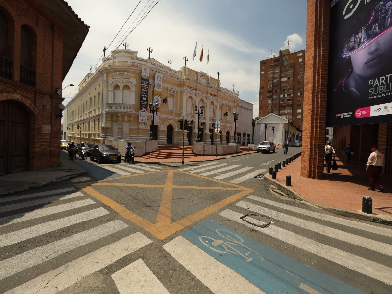 Fachada al exterior del Teatro Municipal Enrique Buenaventura en Cali, ideal para hacer turismo alternativo.