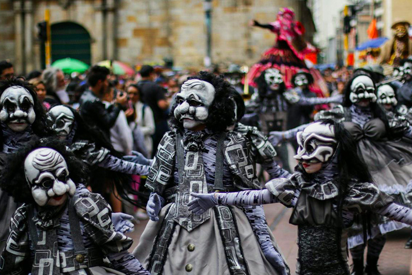 Personas haciendo un performance en el Festival Iberoamericano de Teatro en Bogotá, uno de los lugares más turísticos de Colombia.