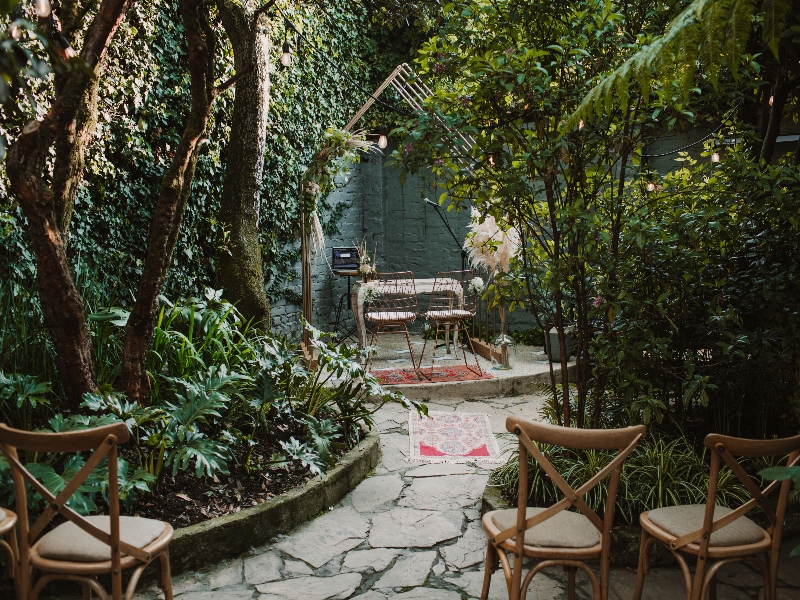 Hermoso altar para los futuros esposos y una decoración bohemia y natural para la organización de bodas.