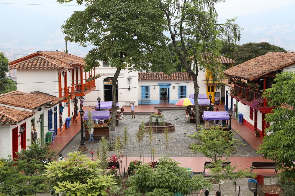 Pueblito Paisa: sus casas antiguas y suelos coloniales engalanan este mágico lugar. Hace parte de las actividades tradicionales LGBT en Medellín