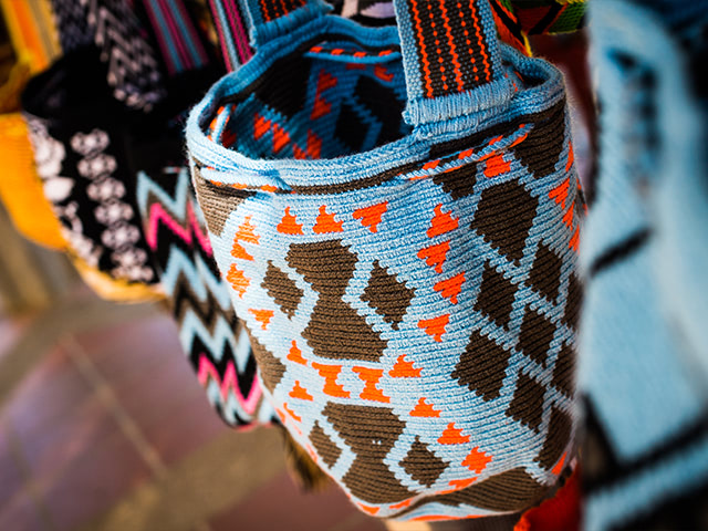 rancheria의 다양한 색상의 wayuu 가방.