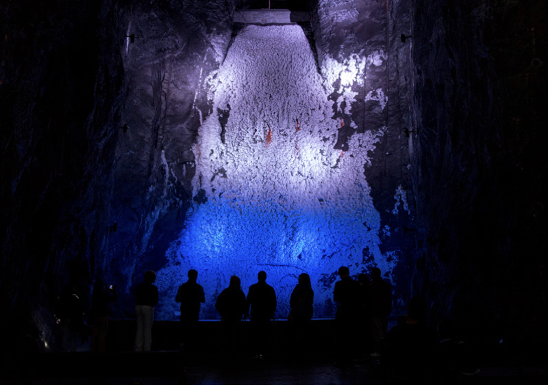 Turistas en La Catedral de Sal de Zipaquirá,  donde pueden vivir experiencias emotivas