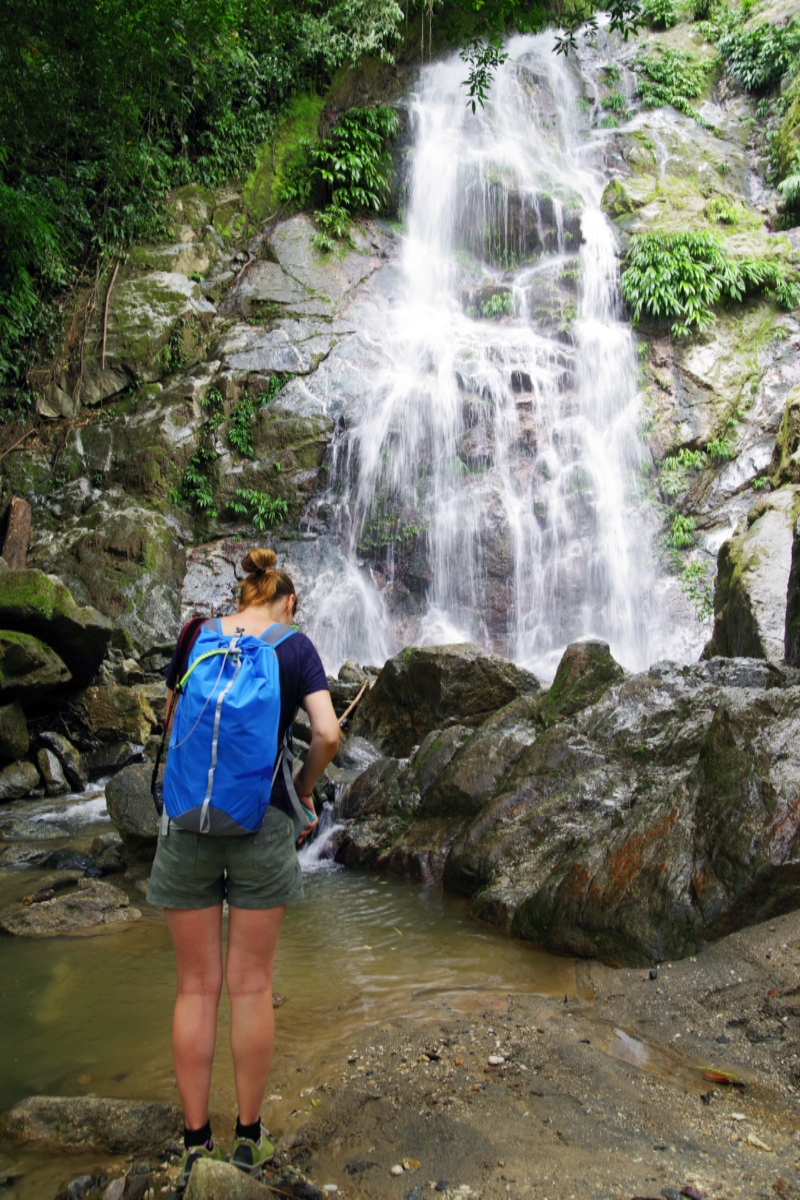 Mujer hace trekking cerca de una cascada en Minca, Santa Marta.