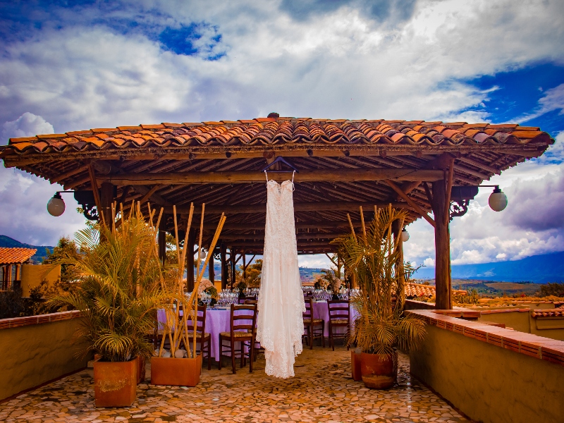 Organización de bodas al mejor estilo campestre durante un día soleado.