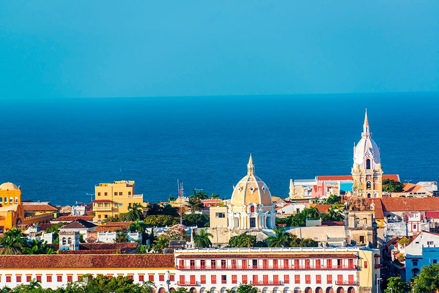 Fachadas e cúpulas em Cartagena, uma cidade com experiências em torno do cacau colombiano