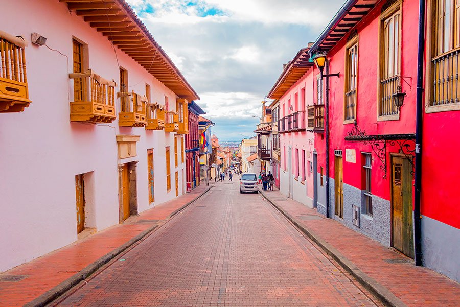 Ruas coloridas do bairro La Candelaria, um lugar que oferece experiências em torno do cacau