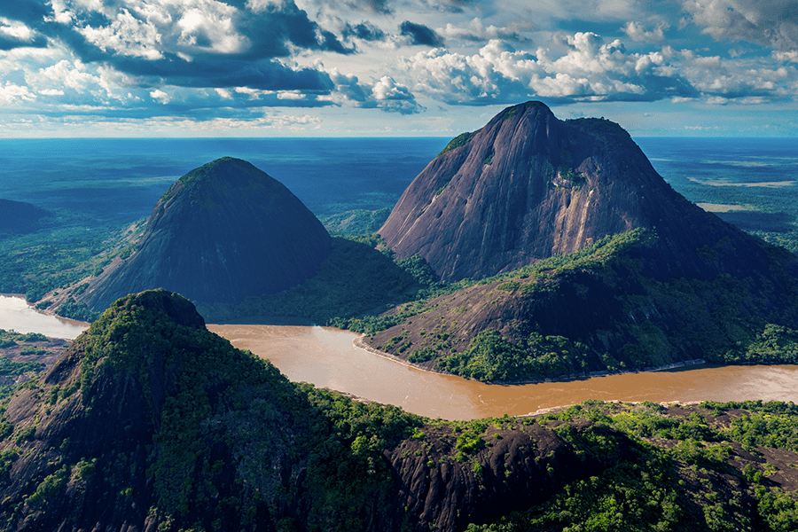 Rio Inírida running in the middle of mountains with a rich natural landscape as background