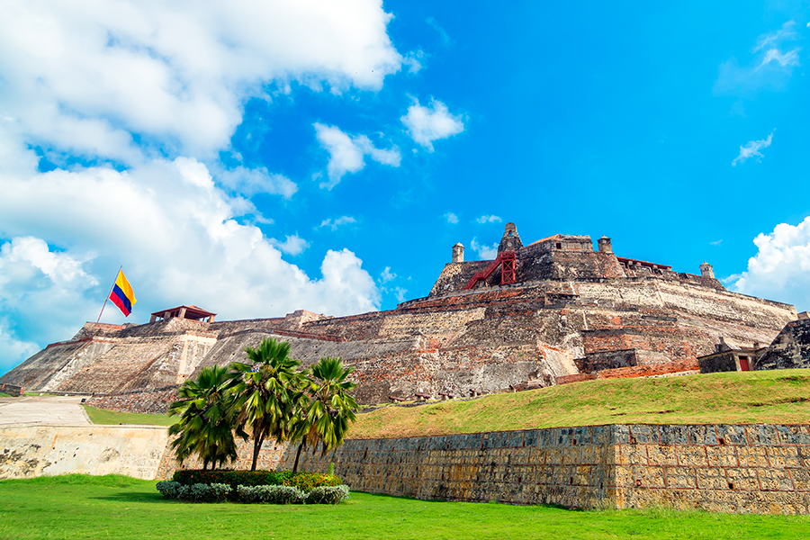 Descubre la imponente ciudad amurallada de Cartagena de Indias.