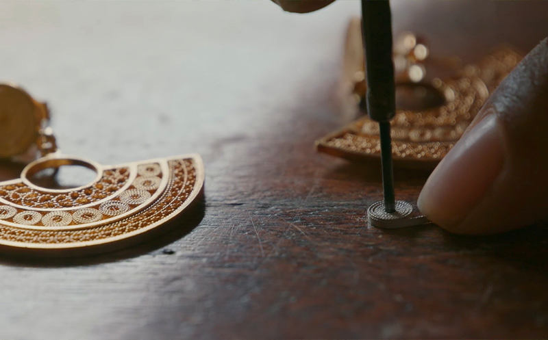 Artisan creating a piece of jewelry in Mompox