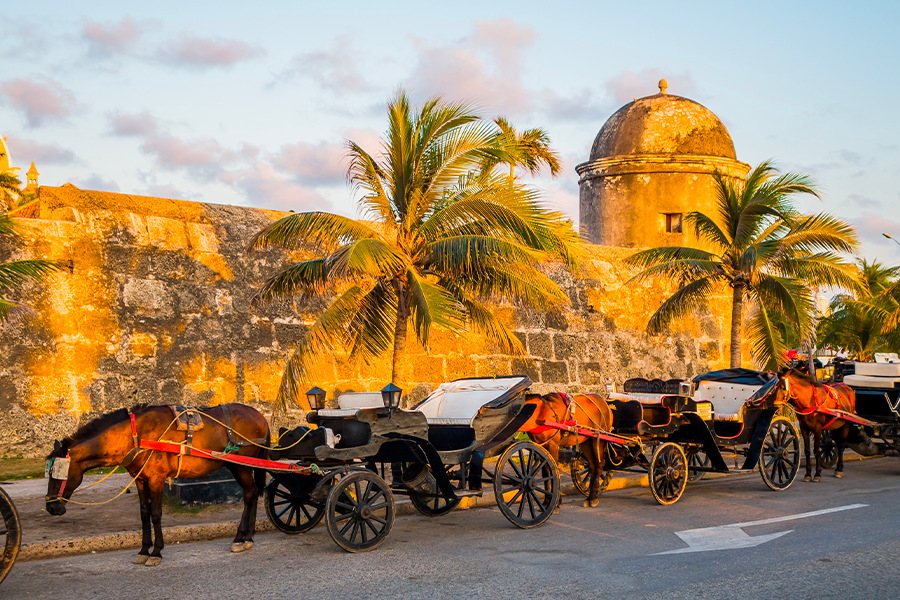 Carriages in front of the walls of Cartagena, a popular activity in La Heroica