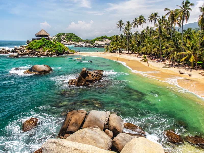 Panorámica de un día soleado en el Parque Tayrona, un lugar que se ubica en las estribaciones de la Sierra Nevada.