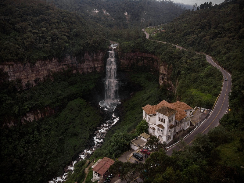 Panorámica del exuberante arbolado del Salto del Tequendama junto a la Casa Museo, lugar ideal para hacer turismo alternativo.