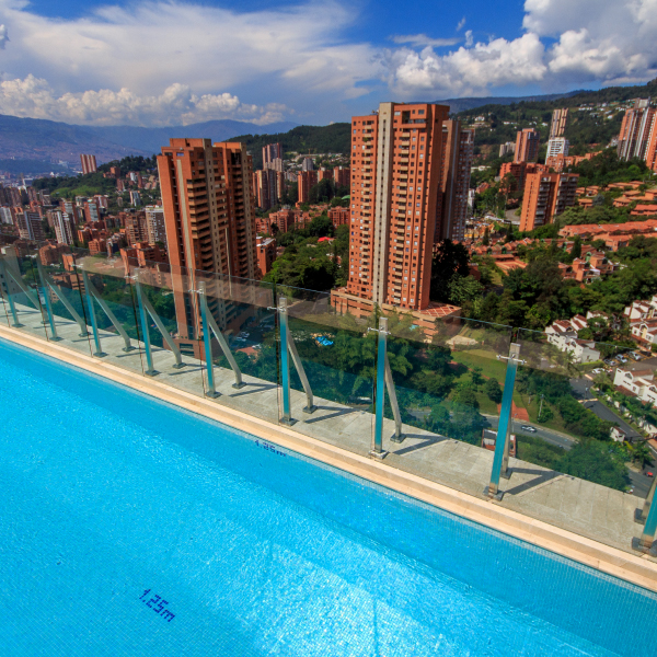 Piscina hotel Novotel, Medellín, Colombia.