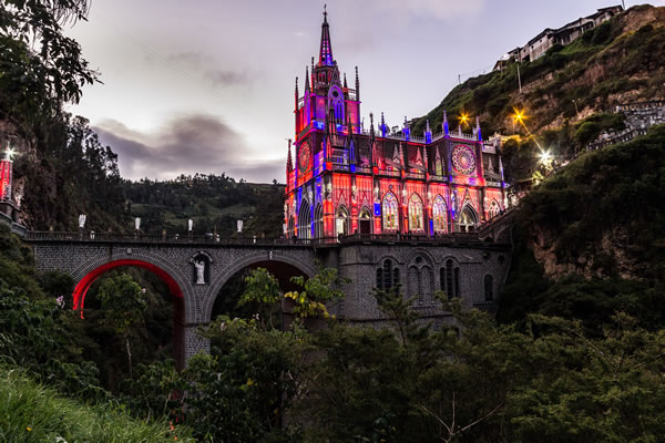 Santuario de Las Lajas de noche