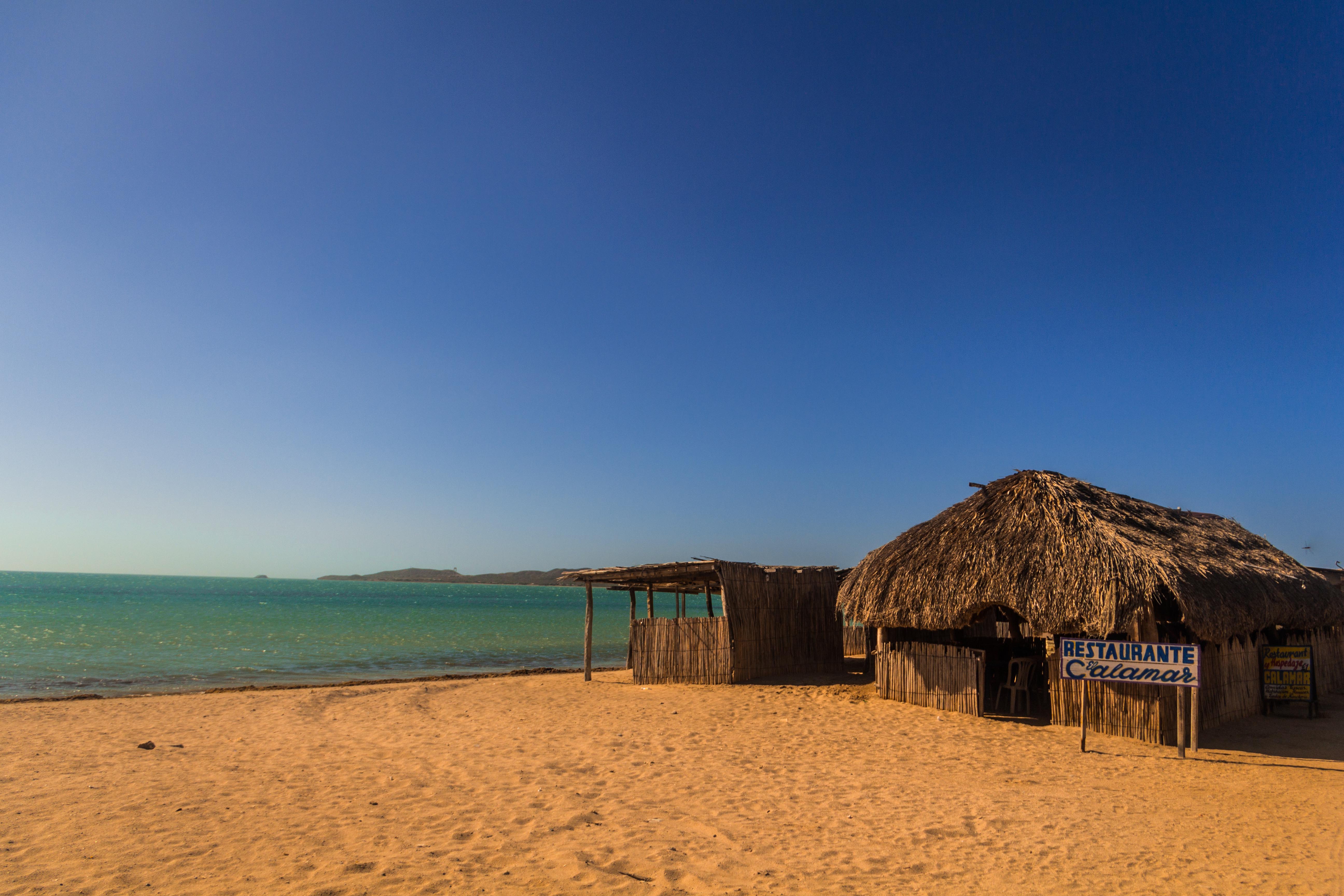 Vista de un día soleado en la playa Pilón de Azúcar en Cabo de la Vela.