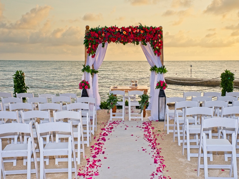 Un bello atardecer como fondo para la organización de bodas.