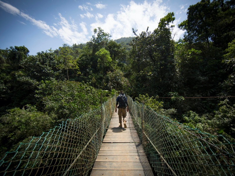 Un hombre cruzando el puente de la Sierra Nevada.