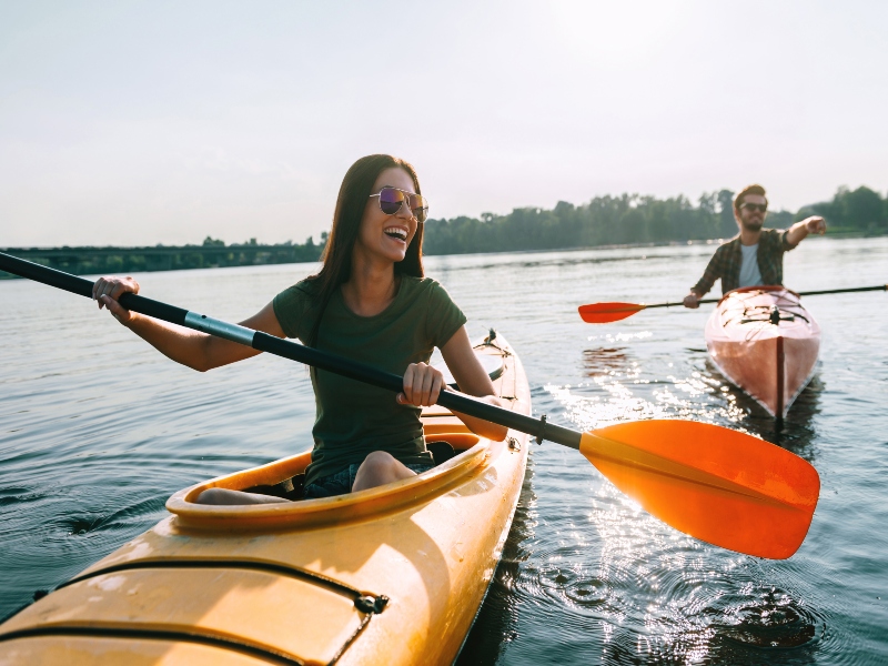 Una pareja feliz haciendo kayaking en Bahía Solano, Chocó una región biodiversa.