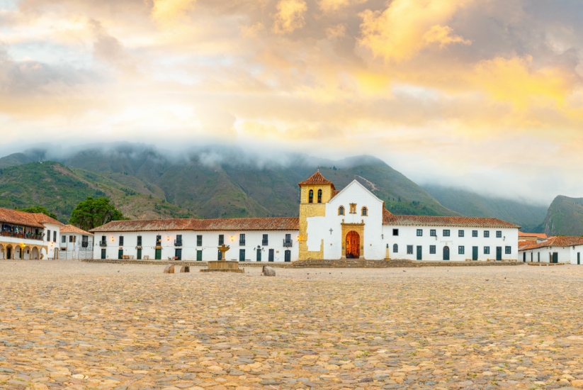 Discover the Main Square of Villa de Leyva in the equestrian tourism trips that take place in Colombia.